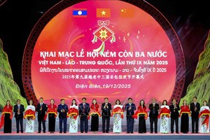 代表们出席狂欢节开幕剪彩仪式。 