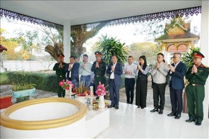 越南驻老大使馆代表在老越战斗联盟遗迹区上香。