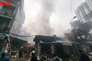  河内定功绿色市场凌晨发生大火 多个摊位被烧毁