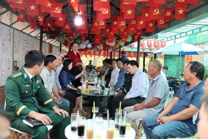 胡志明市福海乡人委会与福海边防哨所配合举行“与渔民共饮早安咖啡”活动。图自越通社 