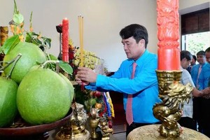 胡志明市劳动联团主席裴青仁在胡志明博物馆本市分馆上香缅怀胡志明主席与孙德胜主席。