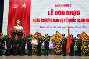 潘文江大将受国家主席的委托向第七军区颁授一等捍卫祖国勋章。