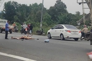 胡志明市一摩托车与混凝土搅拌车相撞 