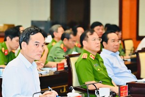  胡志明市市委书记陈留光出席并指导会议。 