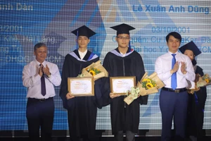 50 tân thủ khoa nhận học bổng Nâng bước thủ khoa 2019