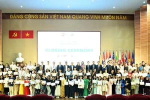 Sinh viên các trường đại học Đông Nam Á chụp hình lưu niệm tại chương trình bế mạc