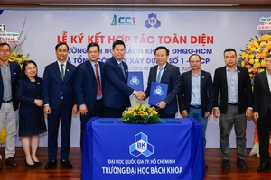 Trường ĐH Bách khoa (ĐHQG TPHCM) và CC1 trao ký kết thỏa thuận hợp tác - Ảnh: THANH HÙNG