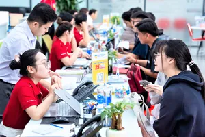 Thí sinh tìm hiểu thông tin đăng ký xét tuyển tại Trường ĐH Công nghệ TPHCM