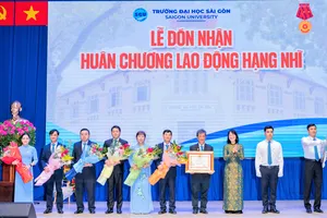 Trường ĐH Sài Gòn nhận Huân chương Lao động hạng nhì 