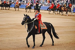 Anh diễu hành mừng sinh nhật Vua Charles III 