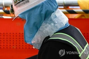 Một công nhân xây dựng tại Seoul chống nắng nóng. Ành: Yonhap