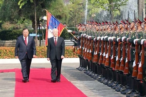 Tổng Bí thư, Chủ tịch nước Lào Bounnhang Vorachith và Tổng Bí thư, Chủ tịch nước Nguyễn Phú Trọng duyệt đội danh dự tại lễ đón tại Phủ Chủ tịch ở thủ đô Vientiane, Lào năm 2019. Ảnh: TTXVN