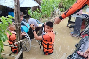 Sơ tán người dân tránh bão Trami tại Albay, Philippines. Ảnh: PCG