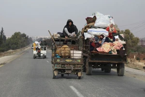 Hàng ngàn người dân Syria di tản khỏi Homs. Ảnh: REUTERS