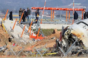 Hiện trường vụ tai nạn máy bay Hãng hàng không Jeju Air. Ảnh: YONHAP