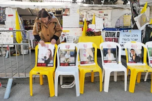 Ảnh thành viên gia đình bà Shiri Bibas tại Jerusalem. Ảnh: ABIR SULTAN/ EPA