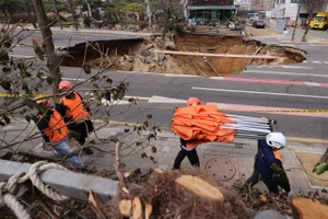 Hố sụt ở Seoul. Ảnh: YONHAP 