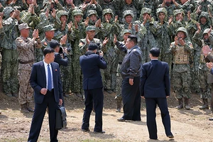 Ông Kim Jong-un thị sát cuộc diễn tập chiến thuật phối hợp của lực lượng đặc nhiệm. Ảnh: KBS