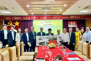 Đoàn Hội nhà báo toàn quốc Trung Quốc thăm, làm việc tại Văn phòng đại diện Hội nhà báo Việt Nam tại TPHCM. Ảnh: PHƯƠNG NAM 