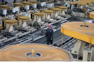 Một công ty sản xuất than chì tại Trung Quốc. Ảnh: XINHUA