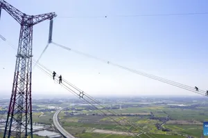 Đường dây truyền tải điện 800 KV ở khu vực sông Dương Tử ở Trì Châu, tỉnh An Huy, miền Đông Trung Quốc. Ảnh: XINHUA