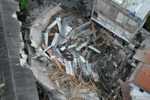 Sập tòa nhà trường học ở Indonesia: Vẫn còn hàng chục học sinh mắc kẹt dưới đống đổ nát