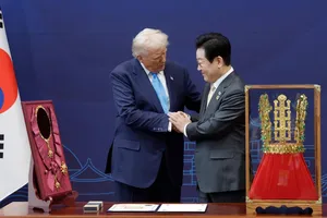 Tổng thống Hàn Quốc Lee Jae -myung trao tặng Tổng thống Donald Trump huân chương Mugunghwa và bản sao vương miện Cheonmachong. Ảnh: KOREA TIMES