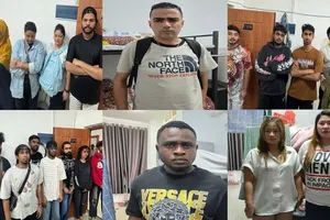 Các đối tượng bị bắt giữ trong cuộc đột kích của cơ quan chức năng Campuchia. Ảnh: KHMER TIMES