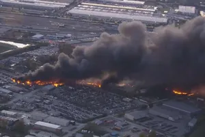 Máy bay chở hàng rơi ở Mỹ bốc cháy dữ dội. Ảnh: WLKY-TV