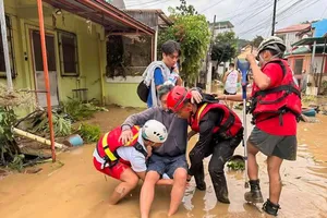 Cứu hộ nạn nhân ở Cebu, Philippines. Ảnh: XINHUA