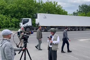 Phóng viên nước ngoài tham dự sự kiện bàn giao thi thể binh sĩ của Ukraine. Ảnh: TASS