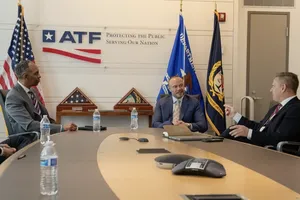 Phó Giám đốc Cục Điều tra Liên bang Mỹ (FBI) Dan Bogino (giữa). Ảnh: IG cá nhân 