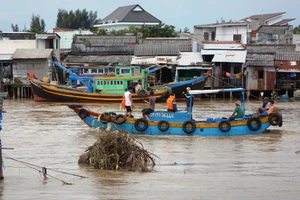 Ngành chức năng tìm kiếm thi thể nam thanh niên bị mất tích.