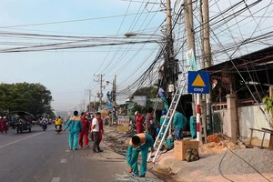 Hai trụ điện bị cháy, nổ nghiêm trọng.