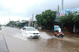 Đoạn đường biến thành sông chỉ sau một cơn mưa lớn.