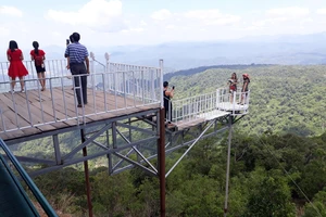 Hàng loạt địa điểm "sống ảo: được xây dựng mất an toàn trên đéo Đại Ninh.