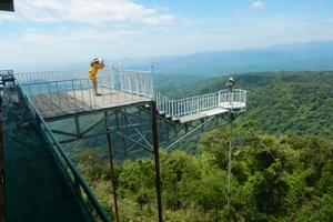 Nhiều trạm dừng chân trái phép vẫn ngang nhiên tồn tại trên đèo Đại Ninh