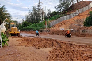 Cát đỏ từ dự án Gold Sand Hill trôi xuống phủ kín cả đoạn đường Huỳnh Thúc Kháng.