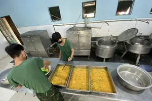 Bộ đội chuẩn bị những suất ăn đủ dinh dưỡng cho người tham gia cách ly tập trung