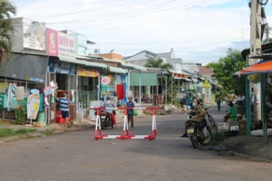 Đường Nguyễn Xí, phường Phú Tài (TP Phan Thiết) bị phong tỏa do tài xế từ Bình Dương về đây mắc Covid-19.