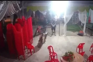 Nghi phạm Nguyễn Phi Phương dùng súng bắn nhiều phát vào tiệc cưới đã ra đầu thủ. (Ảnh cắt từ clip)