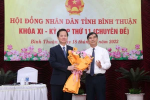 Ông Đoàn Anh Dũng (bên trái) nhận hoa chúc mừng từ Bí thư Tỉnh ủy Bình Thuận Dương Văn An.