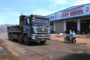 Hàng loạt tuyến đường dân sinh tại Bình Thuận bị “băm nát” do các phương tiện vận chuyển vật liệu để thi công dự án đường bộ cao tốc Bắc – Nam qua địa bàn.