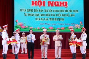 Tuyên dương các tập thể, cá nhân có thành tích xuất sắc trong triển khai Đề án 06