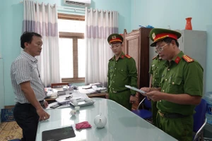 Bị can Phùng Thế Văn, Phó phòng Tài nguyên và Môi trường (TN-MT) huyện Bắc Bình (tỉnh Bình Thuận) bị khởi tố để điều tra về tội lợi dụng chức vụ, quyền hạn trong khi thi hành công vụ. Ảnh: CQĐT