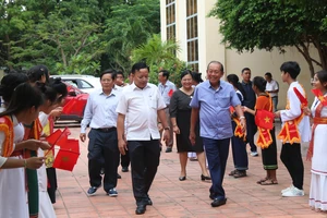 Nguyên Phó Thủ tướng Thường trực Trương Hòa Bình tham dự lễ trao học bổng cho học sinh Ninh Thuận