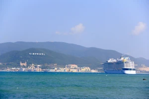 Siêu tàu Spectrum of The Seas trên vịnh Nha Trang