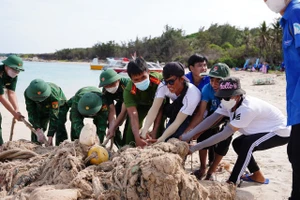 Người dân, lực lượng chức năng và du khách cùng tham gia dọn dẹp rác thải tại bãi biển đảo Phú Quý