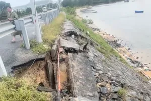 Đường dẫn đầu cầu Long Hồ bị sạt trượt dài 50m