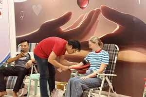 Du khách nước ngoài vui vẻ cho đi những giọt máu để phục vụ công tác cứu người